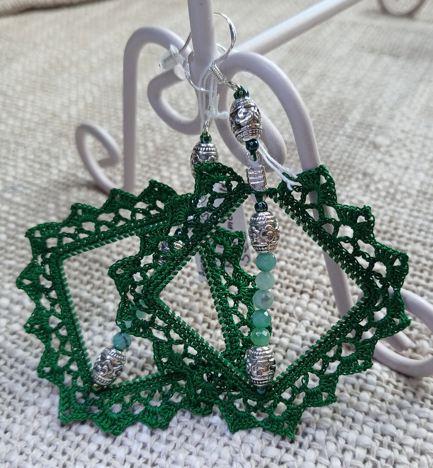 Boucles d'oreilles créoles — Crochet vert forêt & perles tibétaines