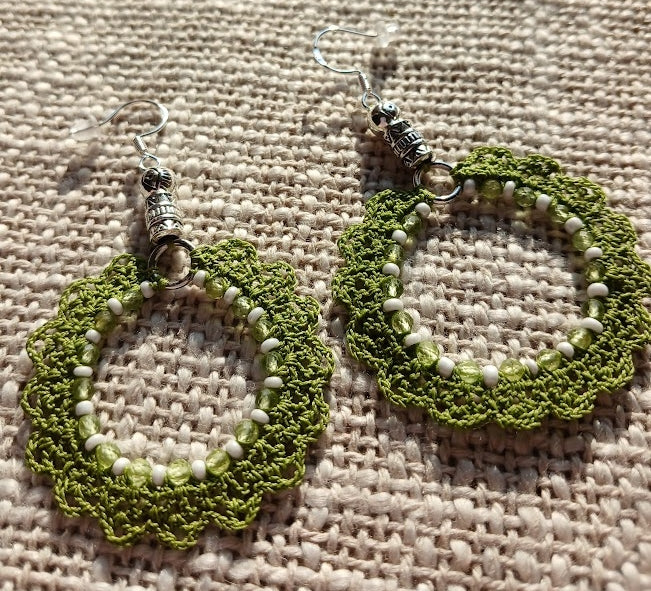 Boucles d'oreilles coton vert & perles de péridot facettées