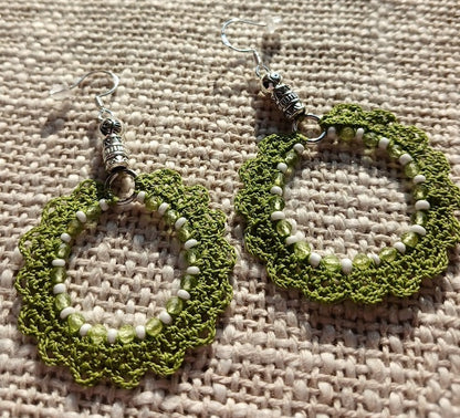Boucles d'oreilles coton vert & perles de péridot facettées