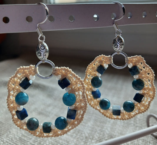 Boucles d'oreilles Lapis Lazuli & Apatite – Crochet coton beige