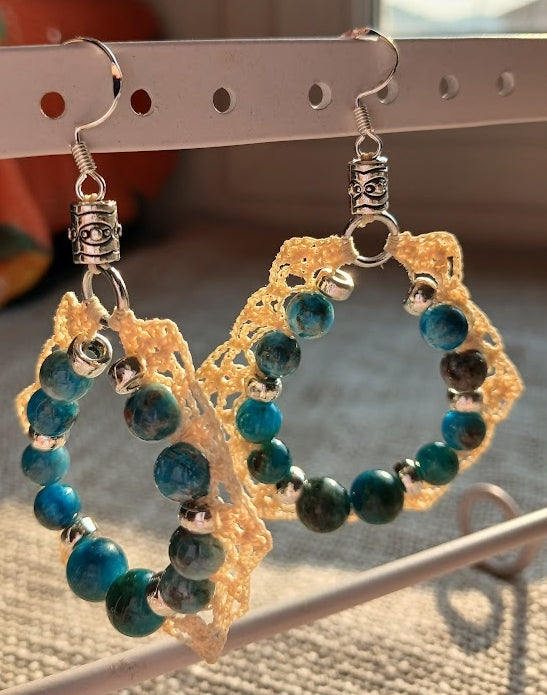 Boucles d'oreilles crochet anneau beige clair avec perles d'apatite bleu-vert naturelles et argent sterling