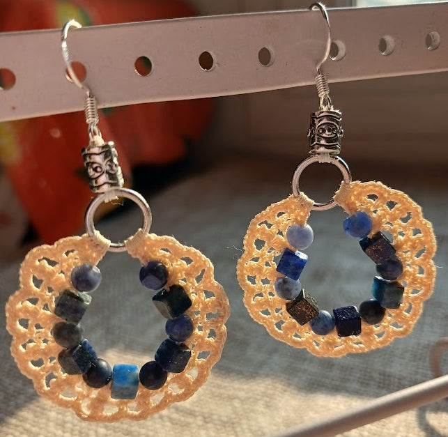 Boucles d'oreilles crochet anneau beige clair avec perles de lapis lazuli et sodalite naturelles, crochet argent 925