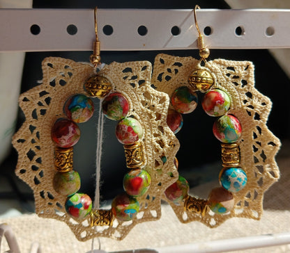 Boucles d'oreilles grand carré dentelle crochet coton beige avec perles de jaspe Sea Sediment multicolore et apprêts dorés ciselés