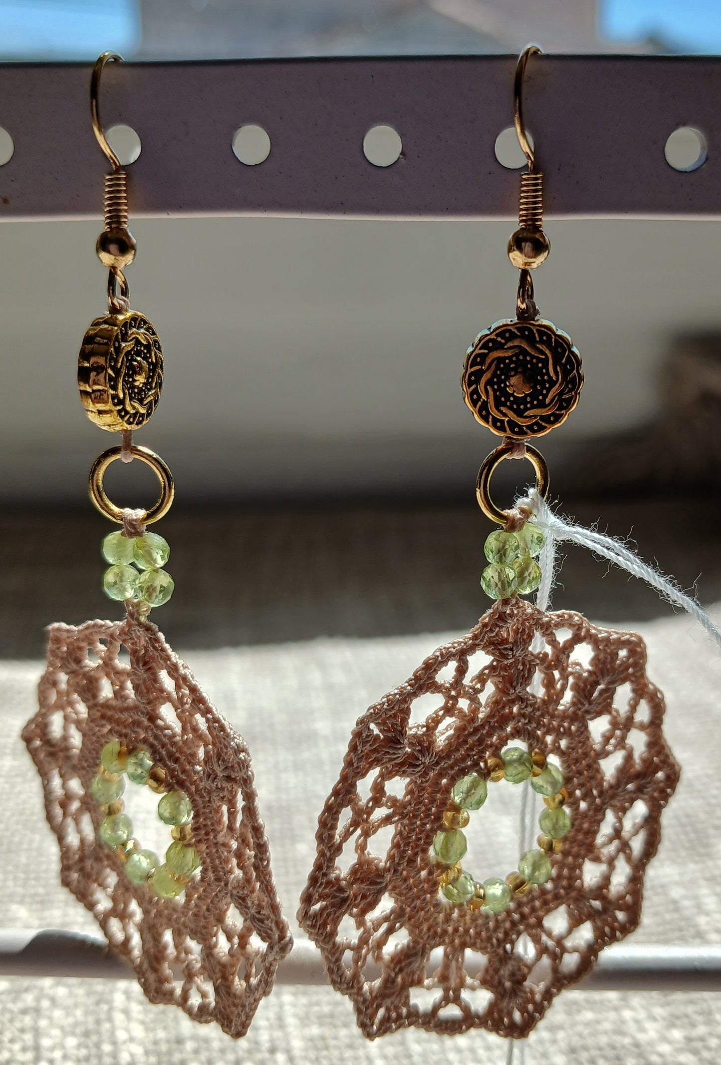 Boucles d'oreilles crochet coton beige — Péridot — Doré
