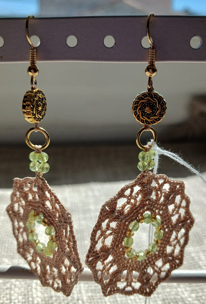 Boucles d'oreilles crochet coton beige — Péridot — Doré