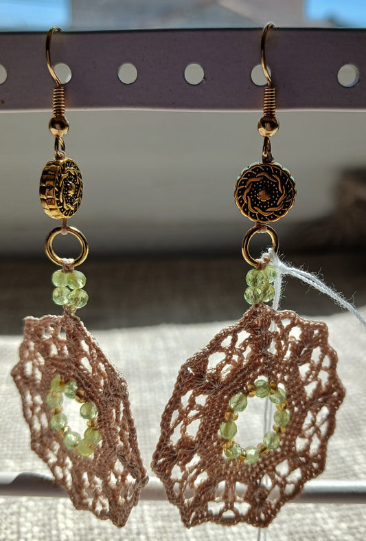 Boucles d'oreilles crochet coton beige — Péridot — Doré