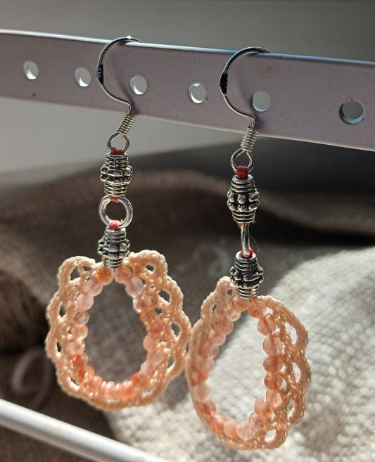 Boucles d'oreilles crochet coton beige — Pierre de soleil — Argent 925