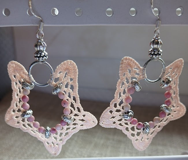 Boucles d'oreilles coton beige crocheté et perles de rhodochrosite rose, crochet argent 925