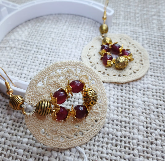 Boucles d'oreilles médaillon — Dentelle crochet beige, rubis & doré