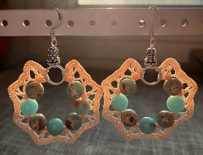 Boucles d'oreilles coton beige clair & perles de serpentine