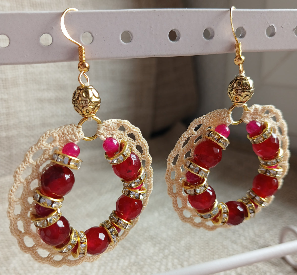 Boucles d'oreilles  Rubis facettés, Rubis ronds & Strass dorés