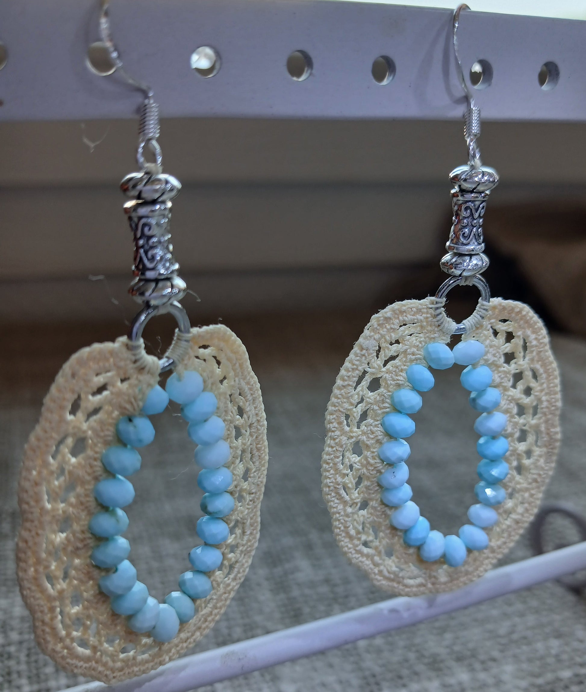 Boucles d'oreilles créoles coton beige crocheté avec perles de turquoise américaine naturelles et crochet argent 925