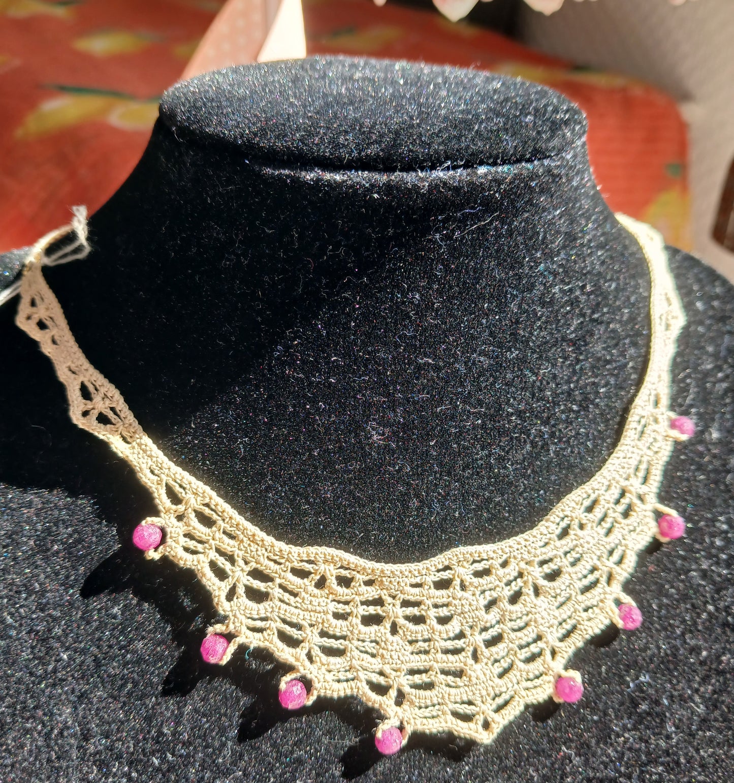 Collier ras de cou crochet coton beige – Rubis facettés