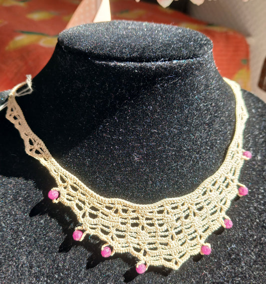 Collier ras de cou crochet coton beige – Rubis facettés
