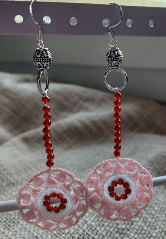 Boucles d'oreilles fleur au crochet – Coton blanc & rose pâle, perles de cornaline rouge