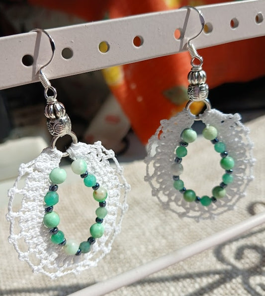 Boucles d'oreilles Chrysoprase & Émeraude facettée – Crochet coton blanc