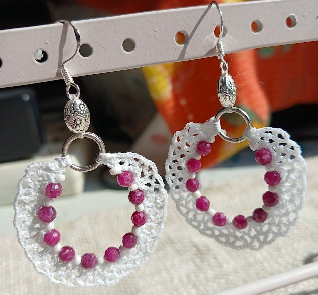 Boucles d'oreilles Rubis facettés – Crochet coton blanc