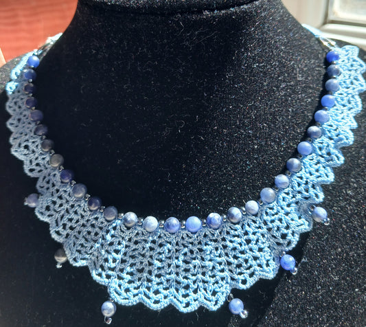 Collier ras de cou crochet coton bleu ciel – Sodalite bleue