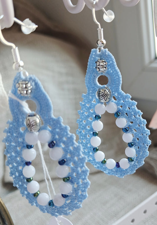 Boucles d'oreilles pendantes — Crochet bleu ciel, calcédoine & rocailles irisées