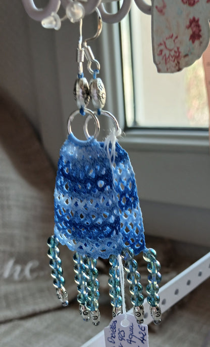 Boucles d'oreilles pendantes — Crochet bleu dégradé & perles aqua aura
