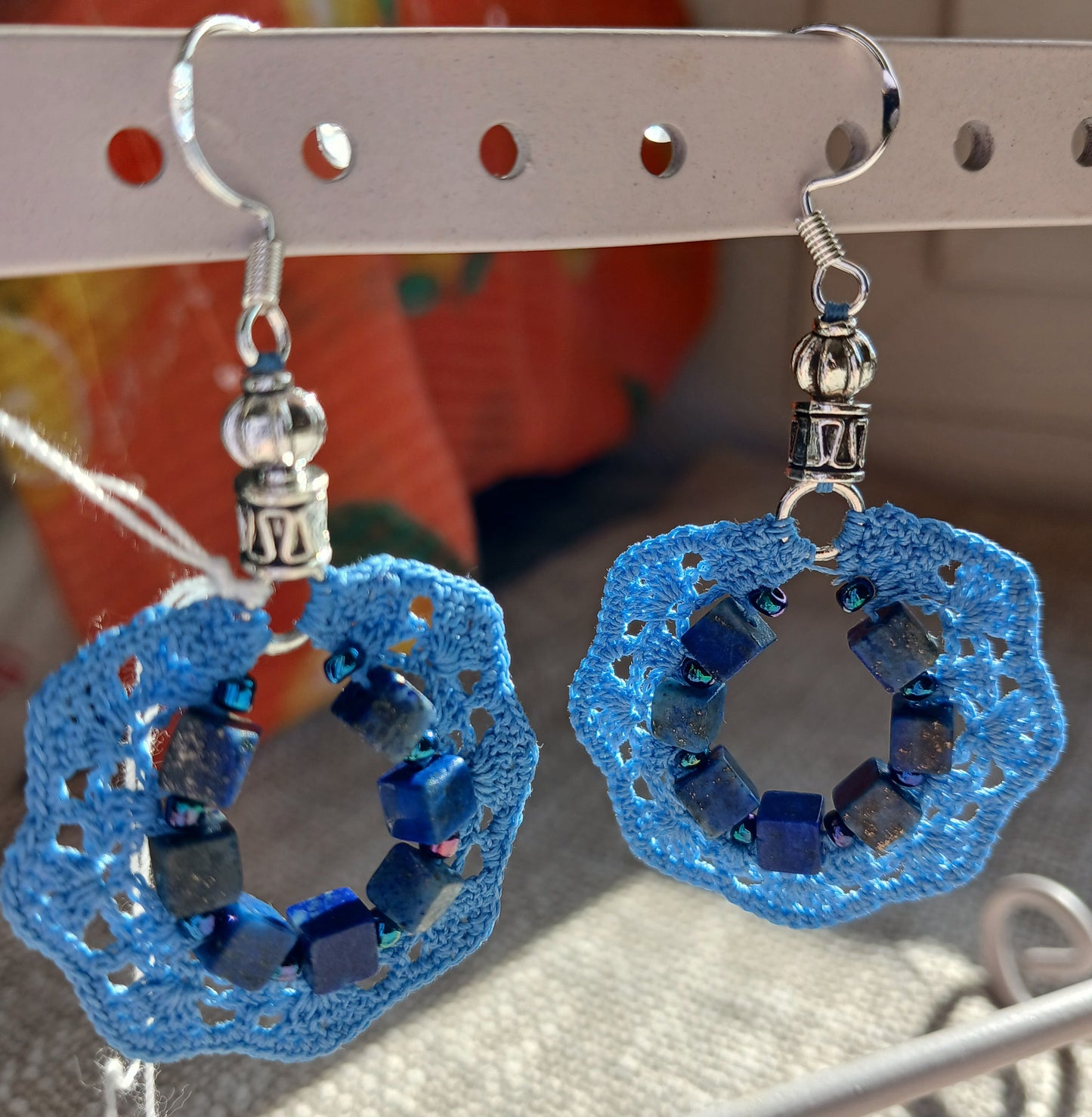 Boucles d'oreilles crochet anneau bleu ajouré avec cubes de lapis lazuli naturel bleu nuit irisés et crochet argent 925