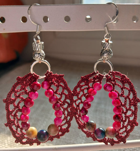 Boucles d'oreilles crochet coton bordeaux & œil de tigre multicolore
