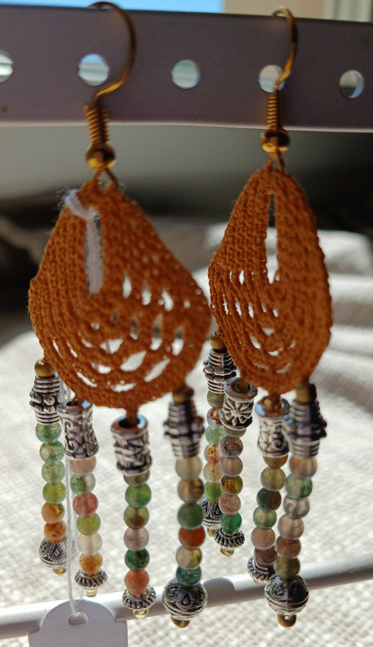 Boucles d'oreilles crochet coton brun doré — Agate indienne — 4 rangées de perles
