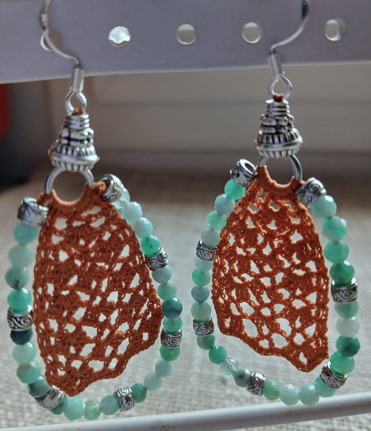 Boucles d'oreilles crochet brun doré & émeraude facettée