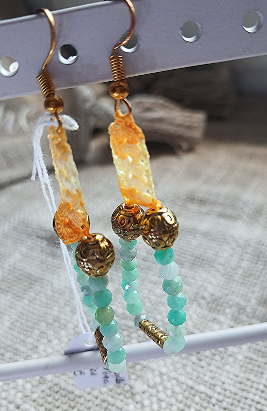 Boucles d'oreilles pendantes — Crochet jaune dégradé & franges émeraude facettée