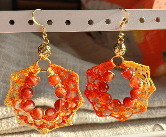 Boucles d'oreilles créoles au crochet – Coton dégradé orange & perles d'agate rayée