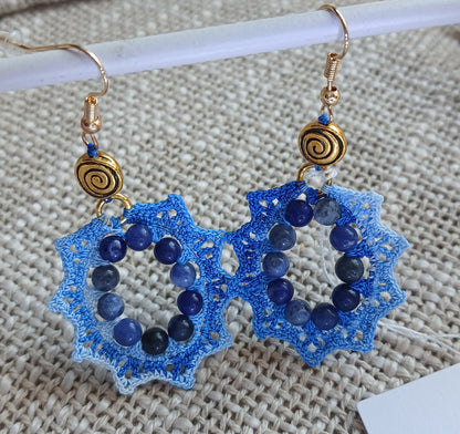 Boucles d'oreilles Crochet Bleu Dégradé – Perles de Sodalite & Spirale Dorée