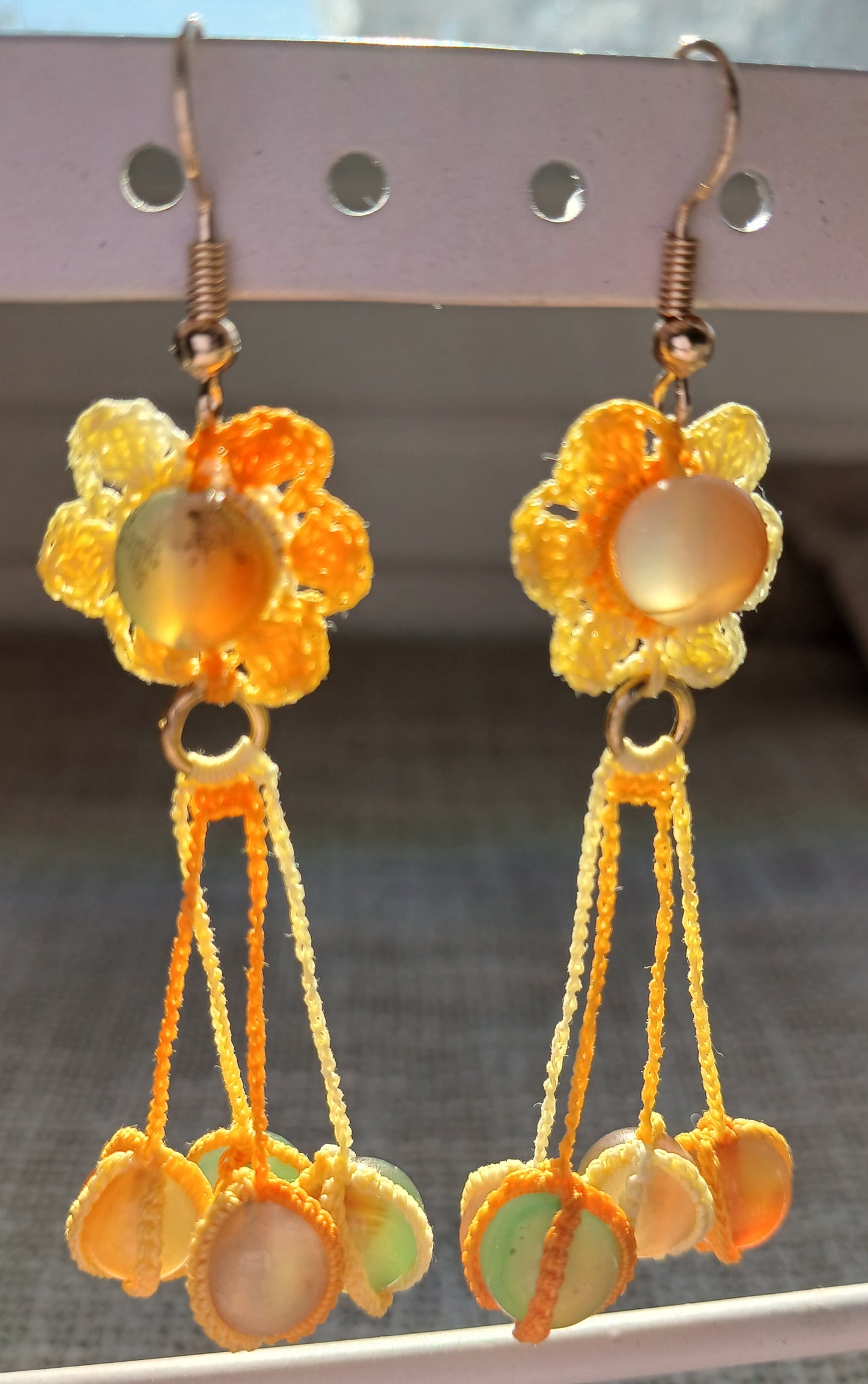 Boucles d'oreilles crochet fleur coton jaune – Agate paon & 4 pendeloques