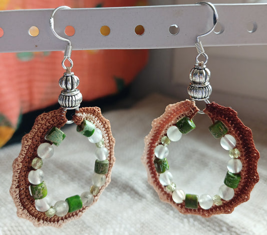 Boucles d'oreilles crochet coton dégradé marron & beige, Jaspe impérial, Péridot & Préhnite