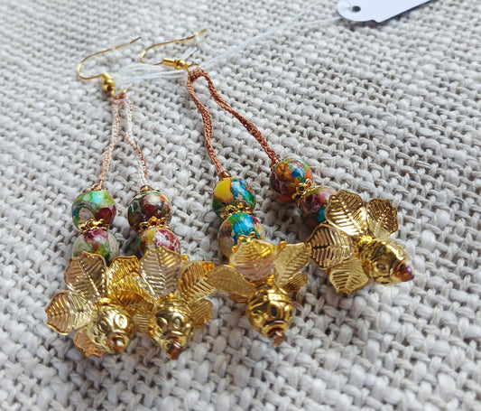 Boucles d'oreilles pendantes — Crochet brun-beige, jaspe sea sediment & fleur dorée