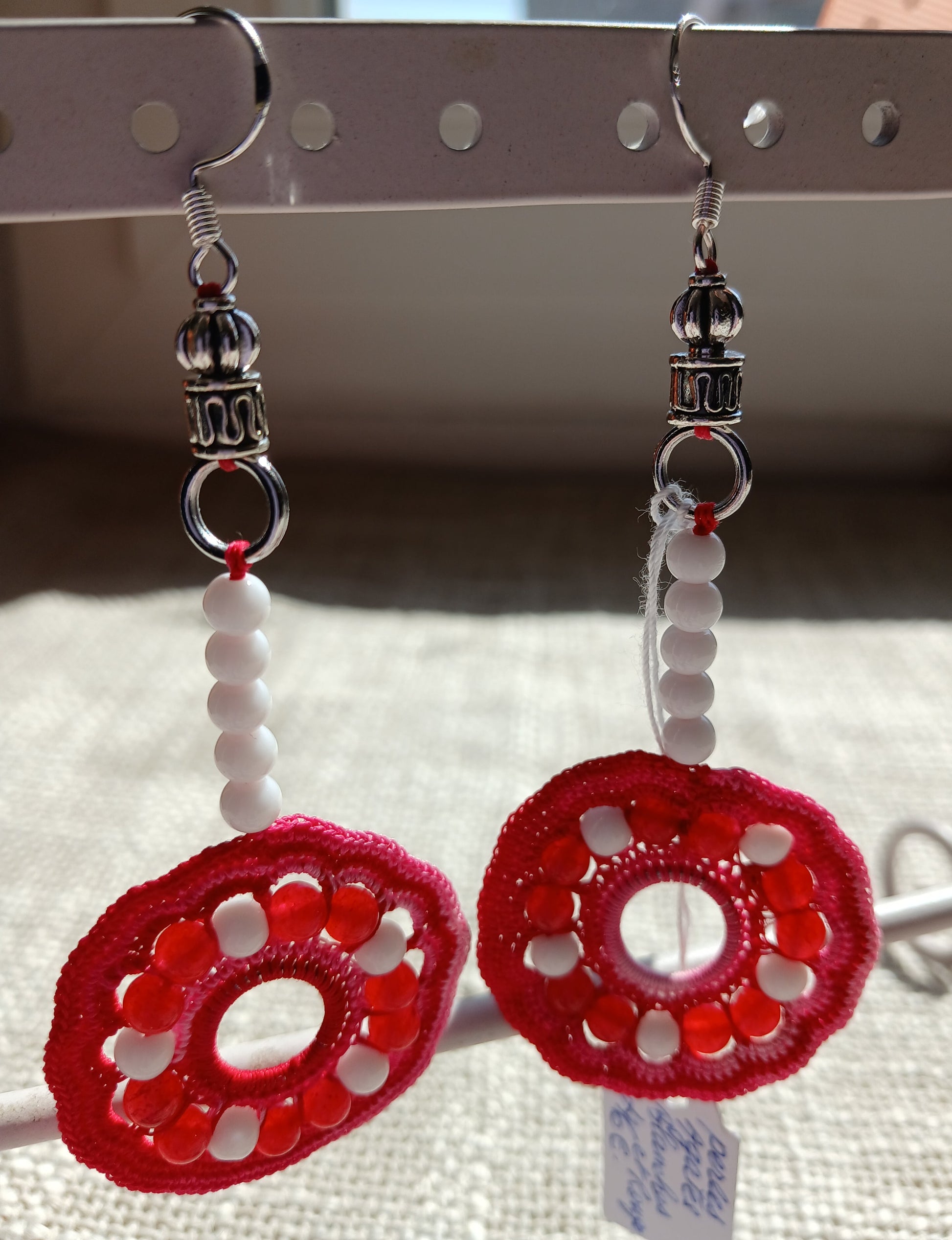 Boucles d'oreilles pendantes coton dégradé rouge crocheté avec perles d'agate blanche et agate rouge, crochet argent 925