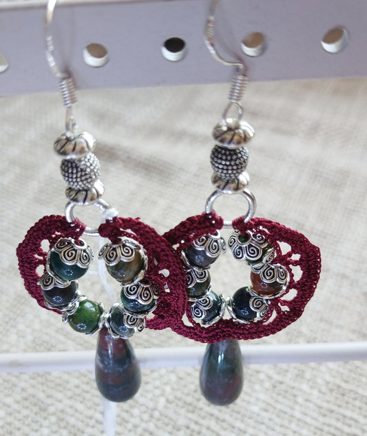 Boucles d'oreilles pendantes — Médaillon bordeaux, agate mousse & goutte agate indienne