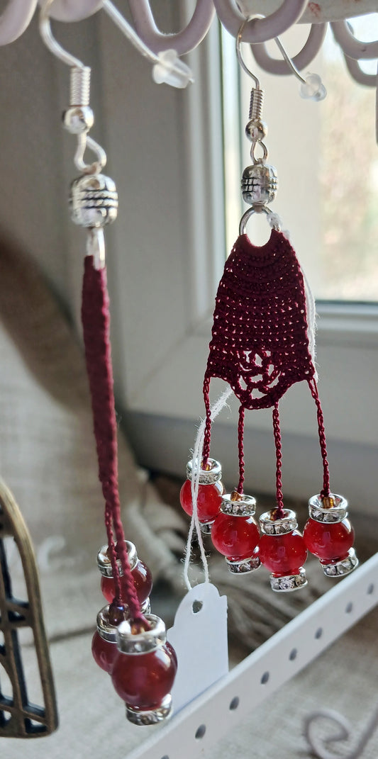 Boucles d'oreilles pendantes — Crochet grenat, perles de grenat & strass