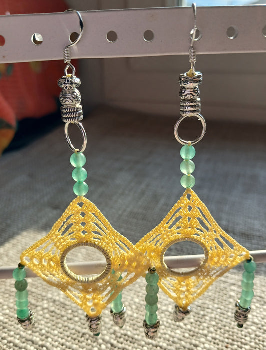 Boucles d'oreilles crochet coton jaune pâle & aventurine verte