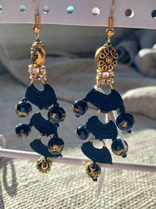 Boucles d'oreilles Crochet Noir – Perles d'Onyx Sculpté Dragon Doré & Strass