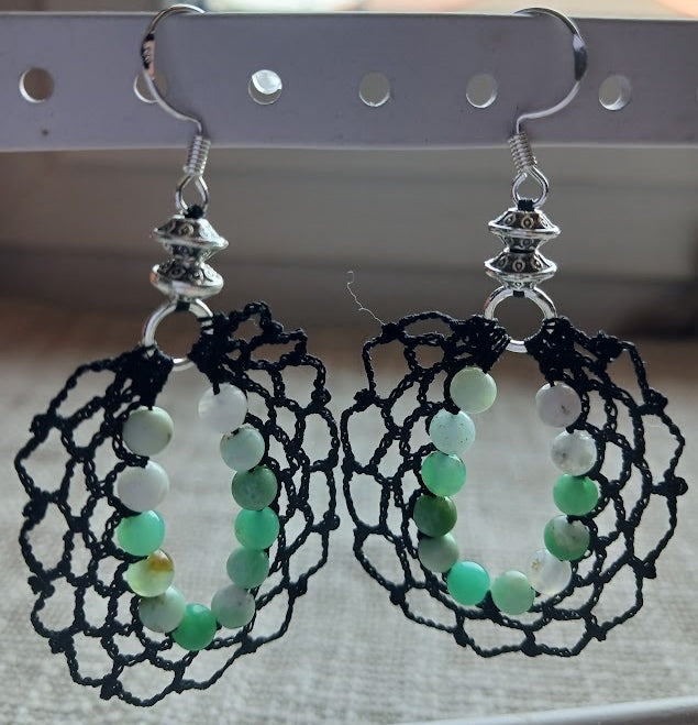 Boucles d'oreilles crochet anneau ovale noir ajouré avec perles de chrysoprase vert menthe naturelles et crochet argent 925