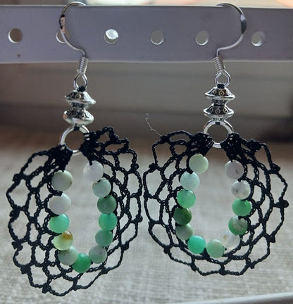 Boucles d'oreilles crochet anneau ovale noir ajouré avec perles de chrysoprase vert menthe naturelles et crochet argent 925