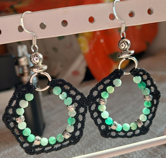 Boucles d'oreilles coton noir & perles d'émeraude facettées