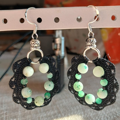Boucles d'oreilles coton noir, jaspe kiwi & émeraude facettée