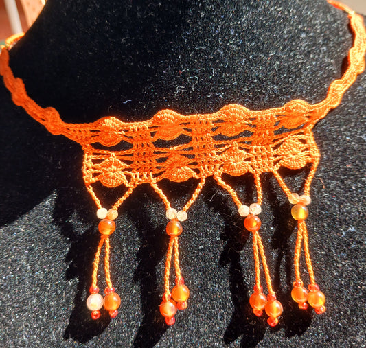 Collier ras de cou crochet coton orange – Cornaline multicolore & Pierre de soleil facettée