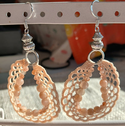 Boucles d'oreilles Pierre de Lune rose & Pierre de Soleil – Crochet coton orangé
