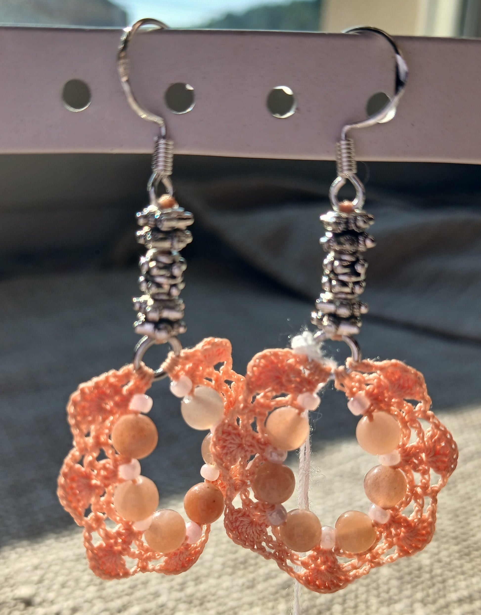 Boucles d'oreilles crochet coton orangé avec perles de pierre de lune rose et crochets argent 925