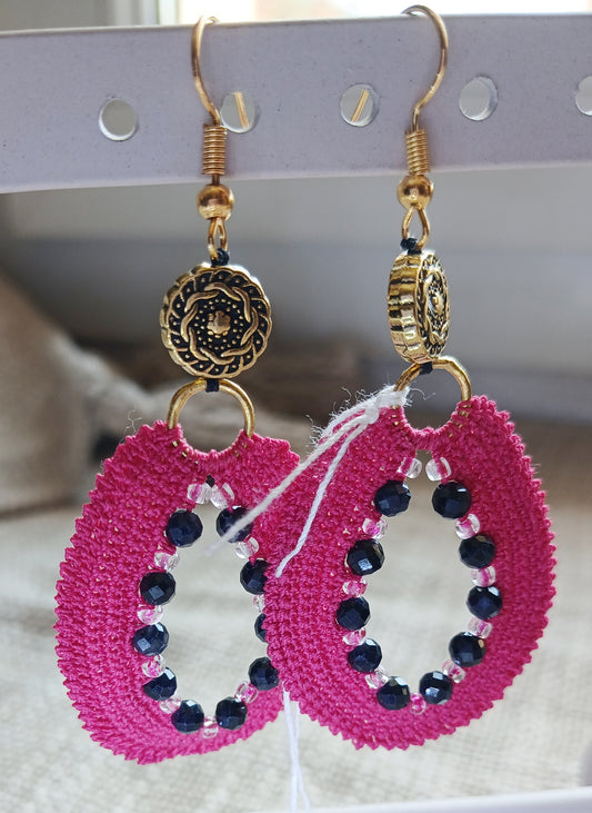 Boucles d'oreilles médaillon — Crochet rose fuchsia, saphir & doré ciselé