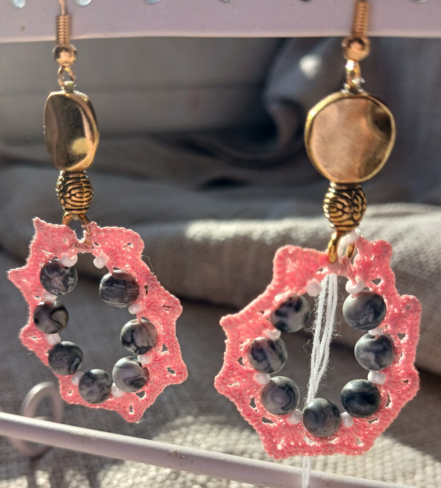 Boucles d'oreilles Crochet Rose Foncé – Perles de Jaspe Picasso