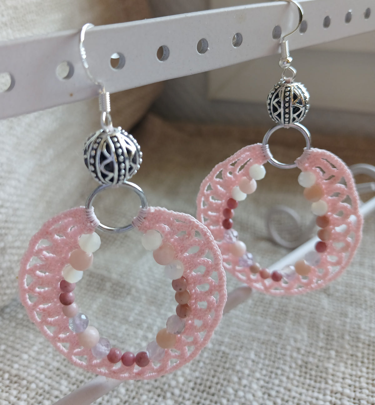 Boucles d'oreilles Rhodochrosite, Opale rose & Nacre · Coton rose pâle