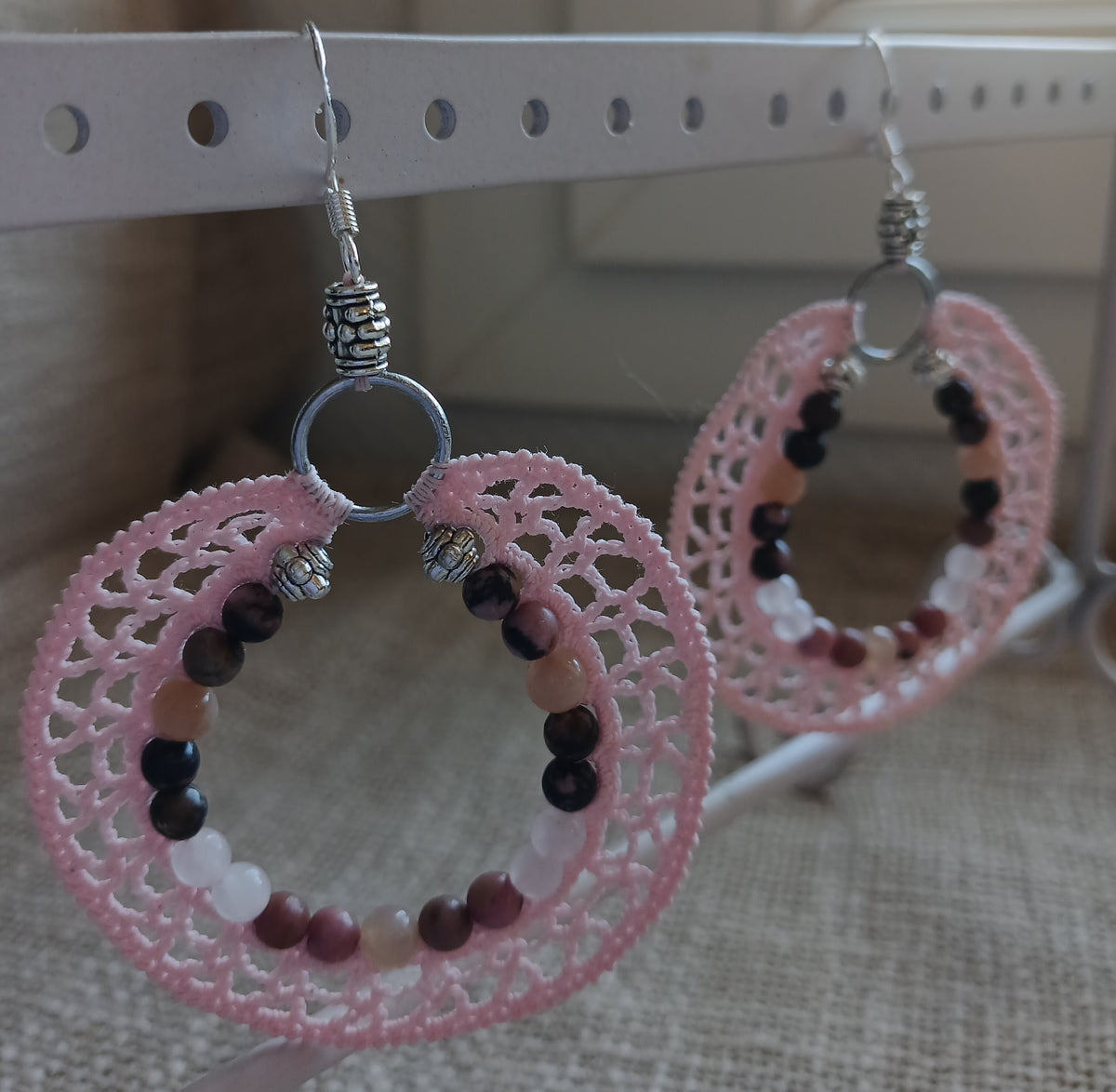 Boucles d'oreilles créoles rhodonite, quartz rose & pierre de lune